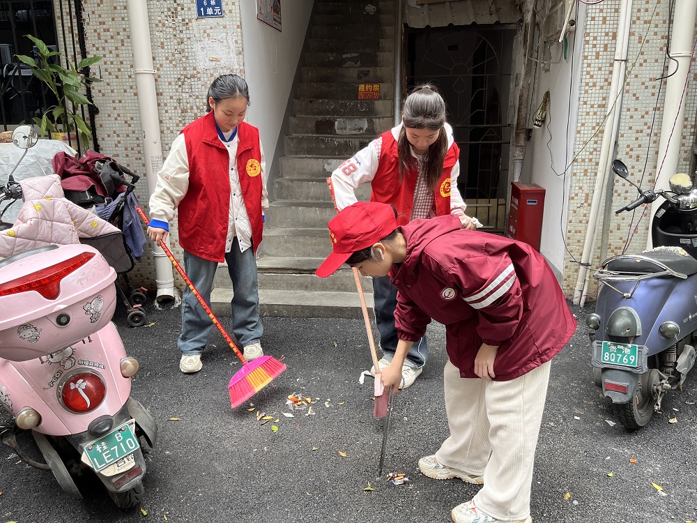 1708401297359147.jpg 志愿者清扫公共场地122.jpg