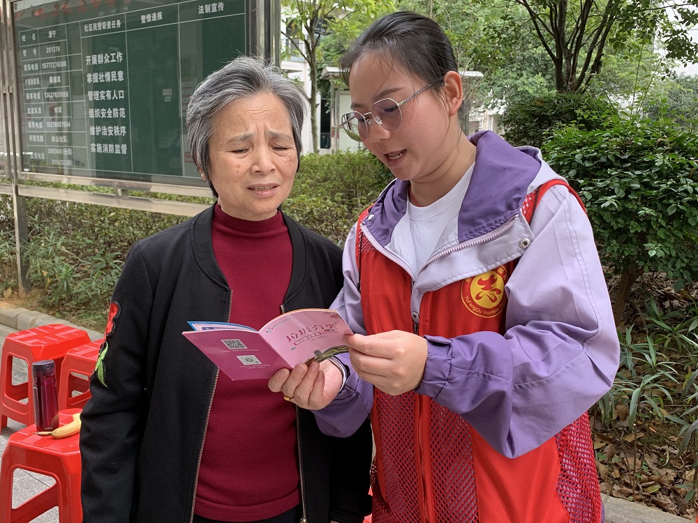 1708401304963140.jpg 志愿者宣传垃圾分类111.jpg