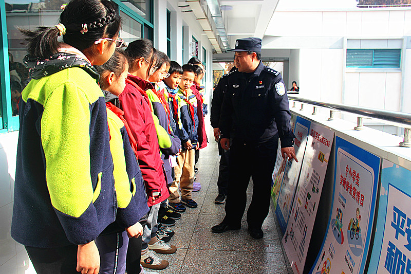 1708435610549192.jpg 玄武湖街道关工委联合开展法治宣传进校园活动(2).jpg