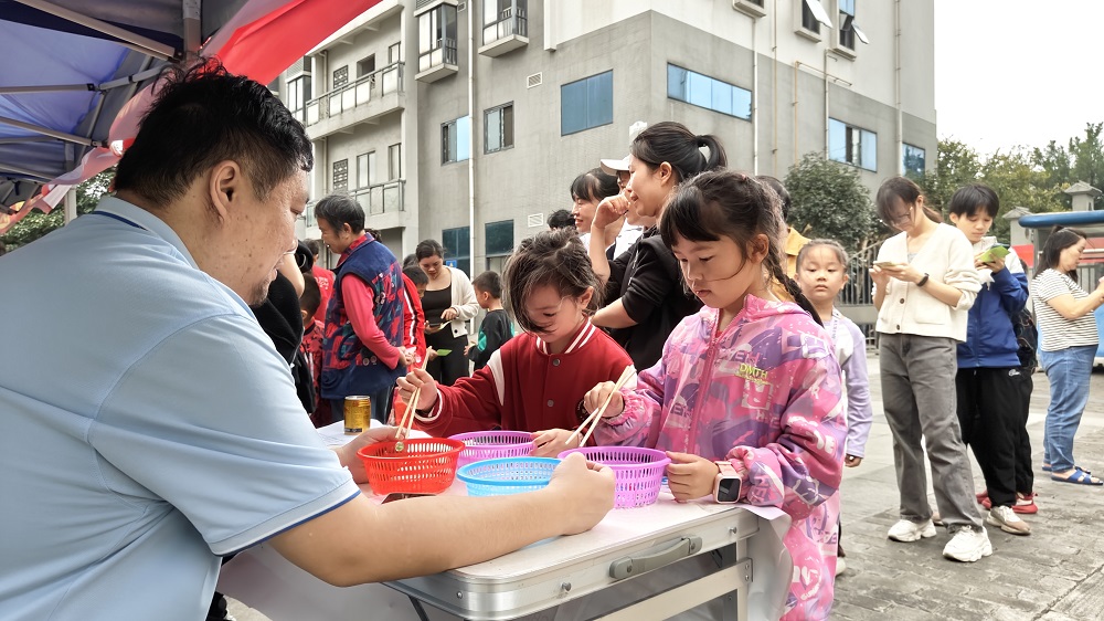 1708510480865269.jpg 2024年2月20日上午,响水社区关工领导小组在桥都小苑小广场开展“喜迎元宵 追忆童年”元宵节游园活动 (1)1.jpg