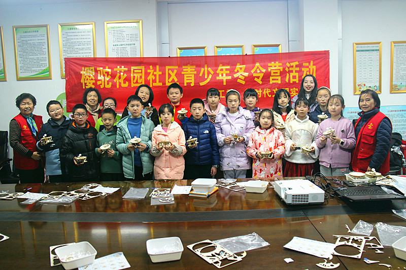 玄武区樱驼花园社区关工委开展青少年冬令营活动之“太阳、地球、月亮”三球仪模型手工制作(12).jpg