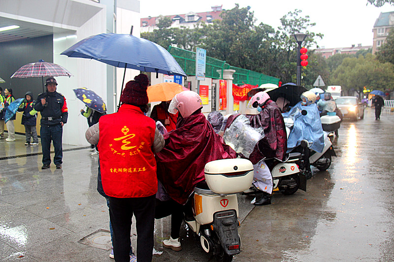 1708651169114629.jpg 玄武湖街道关工委联合组织“五老”志愿者助力中小学生新年开学季(7).jpg