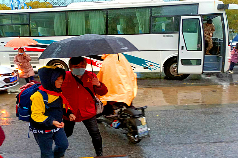 1708651190453587.jpg 玄武湖街道关工委联合组织“五老”志愿者助力中小学生新年开学季(9).jpg