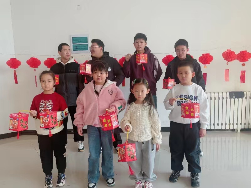 1708653557100474.jpg 元宝山区新景四季东社区元宵节活动照片3_副本.jpg