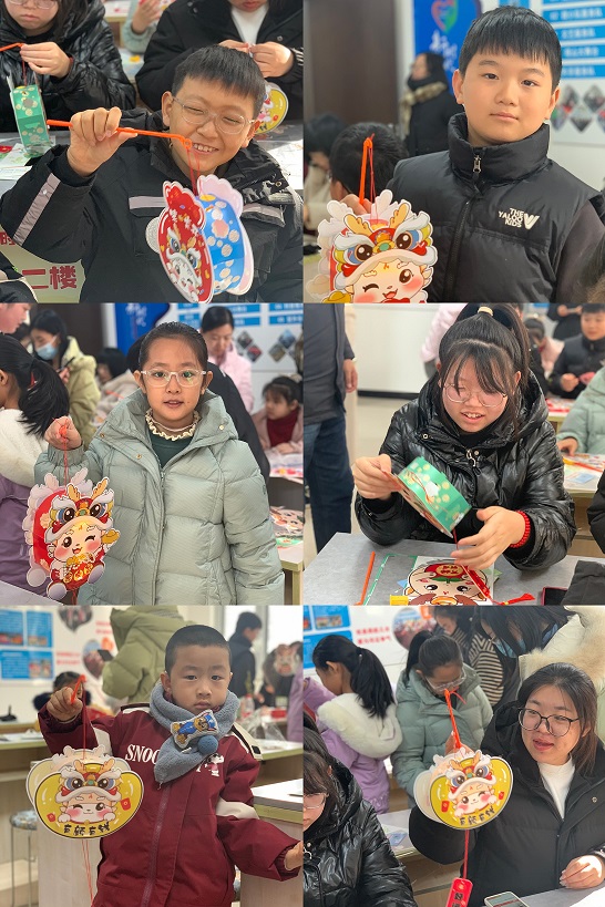 孩子们与自己制作的花灯合影.jpg
