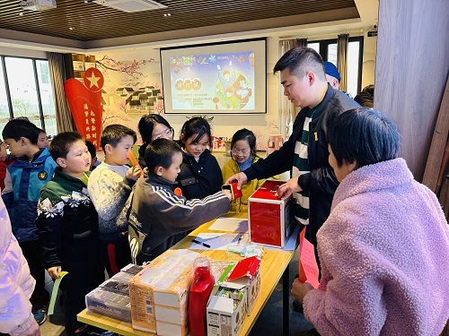 领奖品.jpg