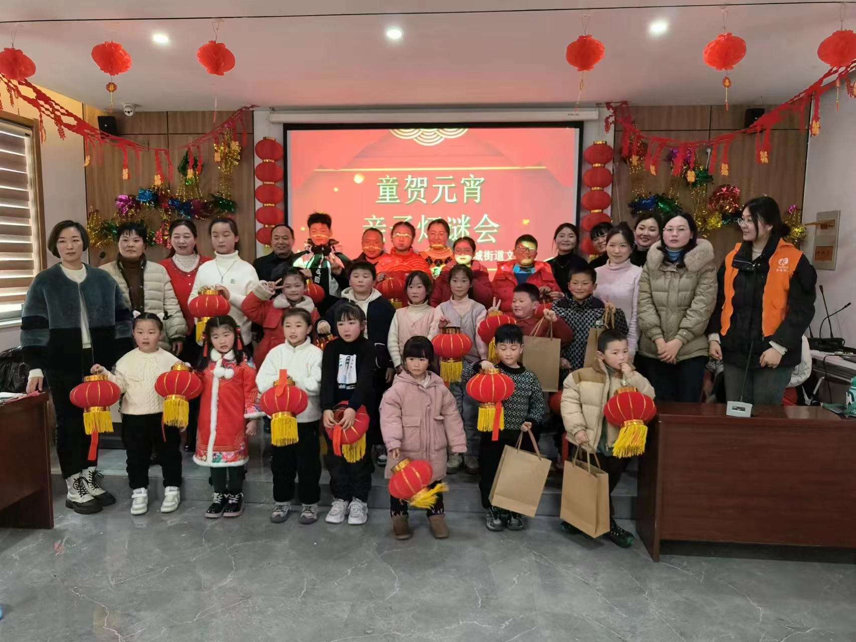 1708676202401889.jpg 2月22日,西城关工委组织开展”童贺元宵亲子灯谜会”元宵佳节活动.jpg
