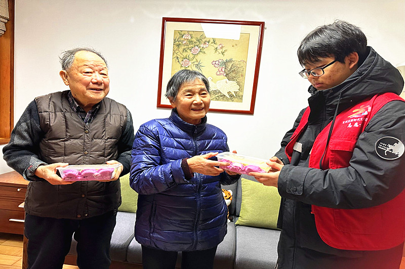 1708738834327337.jpg 江苏省南京市玄武区樱驼花园社区关工委开展“饺子飘香,情满新年” 迎新春活动(3).jpg