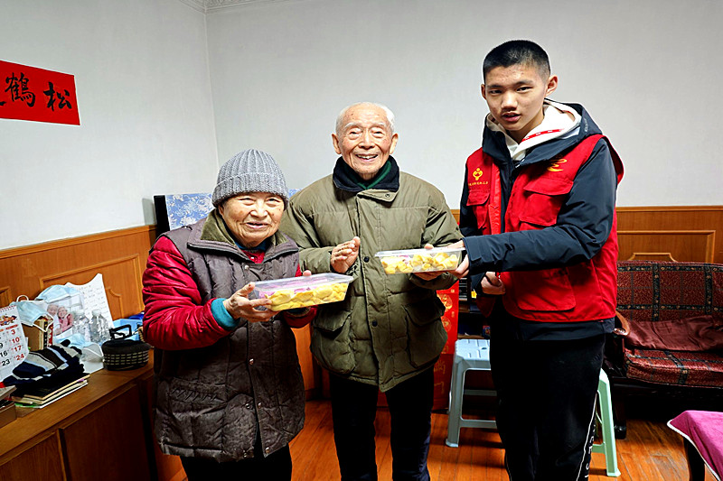 1708738841829412.jpg 江苏省南京市玄武区樱驼花园社区关工委开展“饺子飘香,情满新年” 迎新春活动(4).jpg