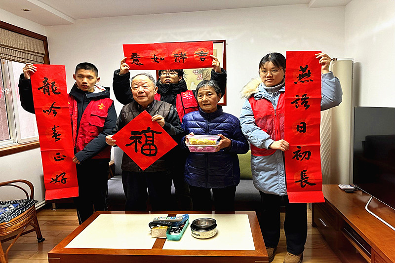 1708738848121883.jpg 江苏省南京市玄武区樱驼花园社区关工委开展“饺子飘香,情满新年” 迎新春活动(5).jpg