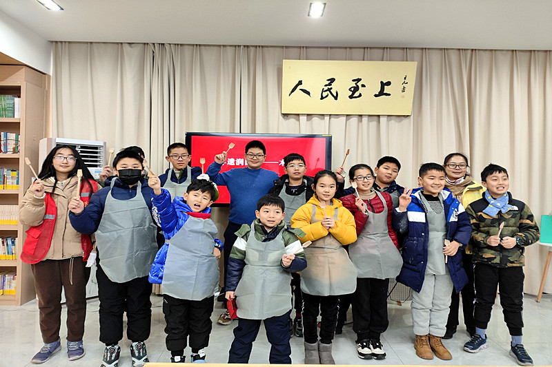 江苏省南京市玄武区玄武门街道台城花园社区关工委开展“非遗润民心——仿古木雕”活动（6）.jpg