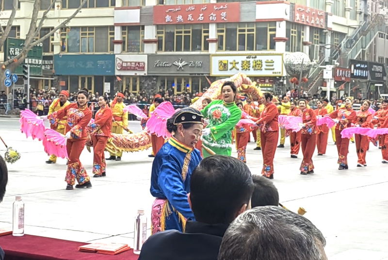 1708792824340754.jpg 退休老人表演搞笑.jpg