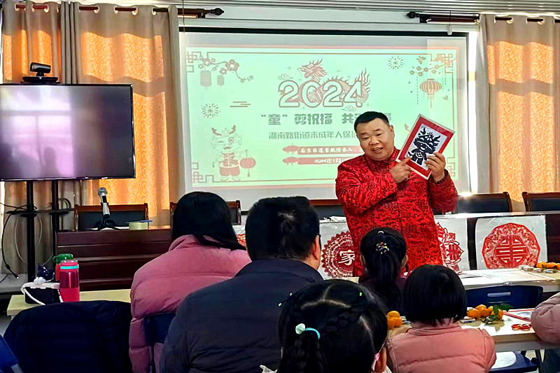 1708902288185376.jpg 江苏省南京市鼓楼区湖南路街道青岛路社区开展“‘童’剪祝福、共迎新春”活动 (1).jpg