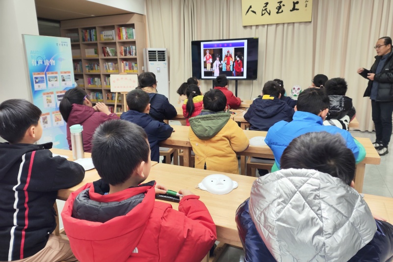 江苏省南京市玄武区玄武门街道台城花园社区关工委开展“非遗润民心”脸谱彩绘活动（1）.jpg