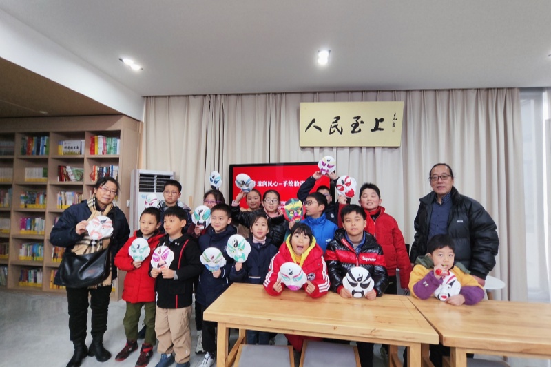 江苏省南京市玄武区玄武门街道台城花园社区关工委开展“非遗润民心”脸谱彩绘活动（4）.jpg