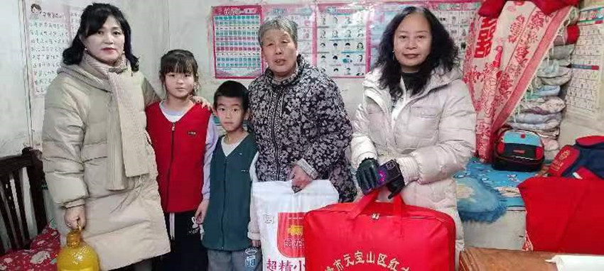 1708997499652926.jpg 元宝山区向阳小学元宵节慰问活动照片2_副本.jpg