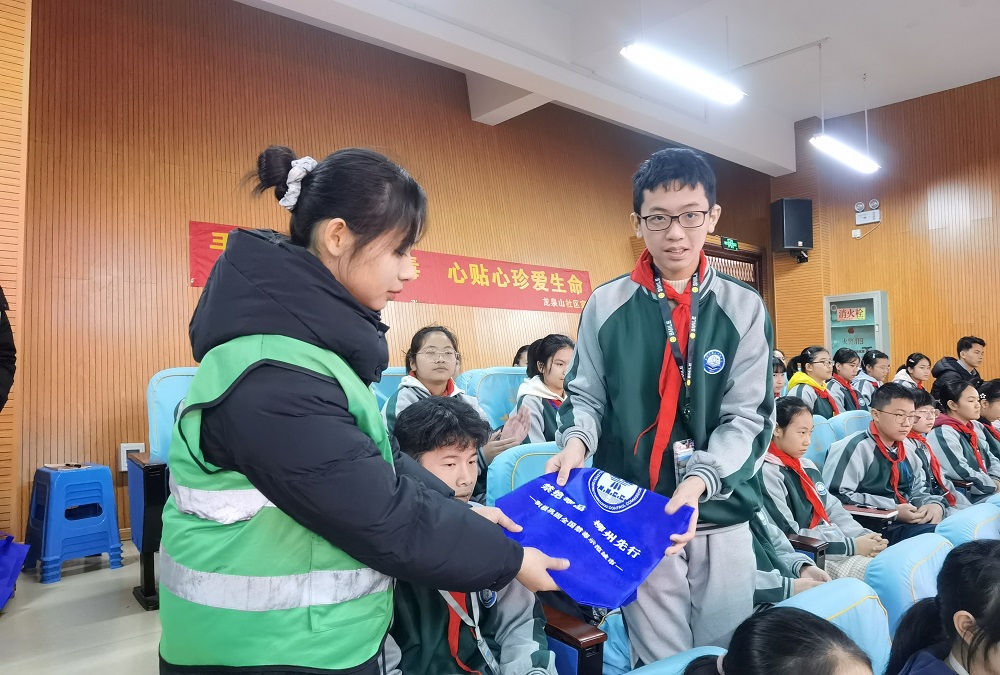 1709024261947029.jpg 学生禁毒知识抢答发放小礼品1.jpg