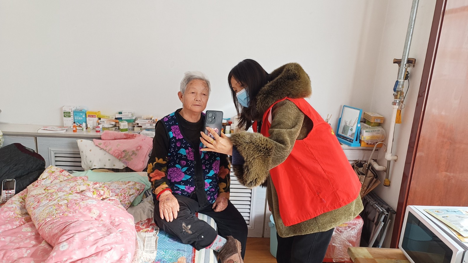 1709168544265866.jpg 元宝山区西露天街道平西街社区关工委老年使用手机培训活动照片2.jpg