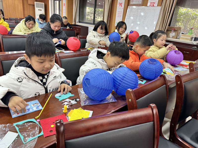 1709170856818578.jpg 做灯笼.jpg