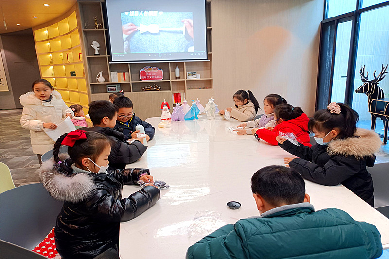 1709337286232985.jpg 江苏省南京市玄武区徐庄社区关工委开展青少年艺术小课堂之儿童服装设计活动(2).jpg