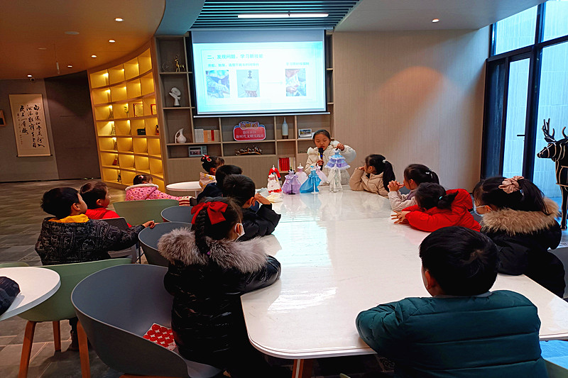 1709337294917280.jpg 江苏省南京市玄武区徐庄社区关工委开展青少年艺术小课堂之儿童服装设计活动(1).jpg