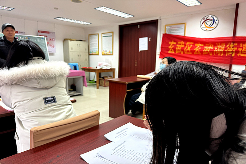 1709505834718207.jpg 江苏省南京市玄武区樱驼花园社区关工委开展“青春夜校之书法入门”课堂(2).jpg