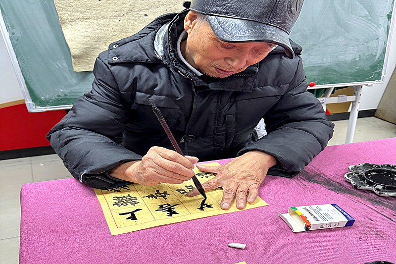 1709505843623847.jpg 江苏省南京市玄武区樱驼花园社区关工委开展“青春夜校之书法入门”课堂(3).jpg