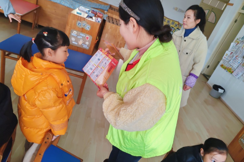 1709505985582717.jpg 江苏省南京市玄武区东方城社区关工委走进东方城幼儿园开展禁毒宣传活动 (1).jpg