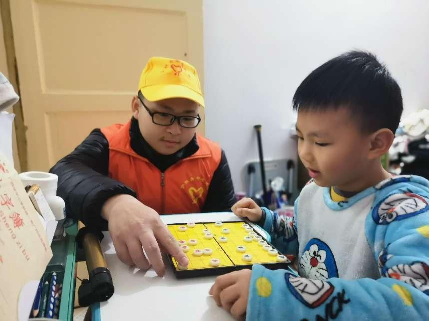 1709520267287422.png 志愿者与小朋友互动.png
