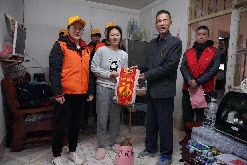 1709520304653871.png 为帮扶对象送上爱心物资.png
