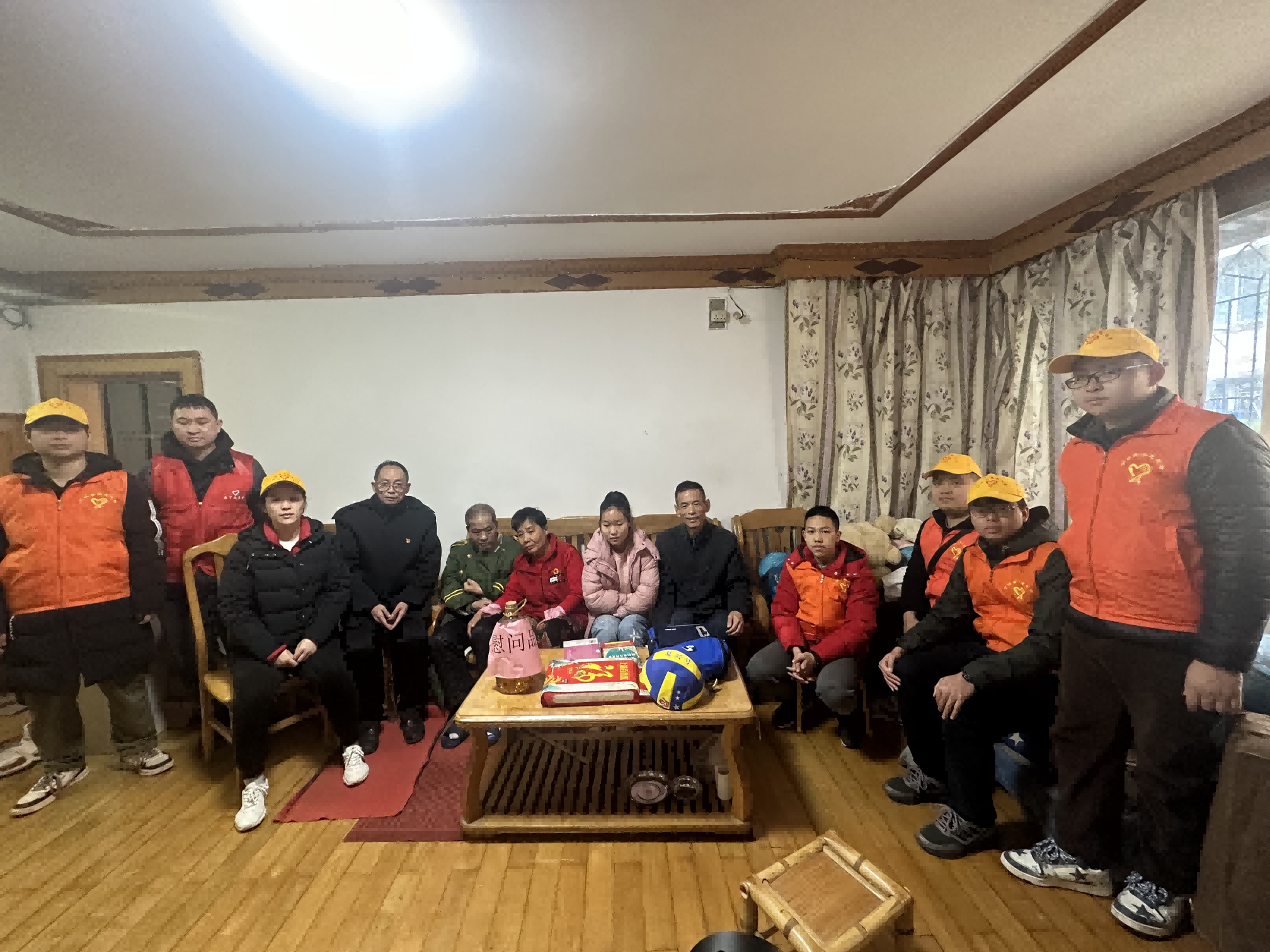 1709520479352672.png 志愿者与凌桂平家人合影.png