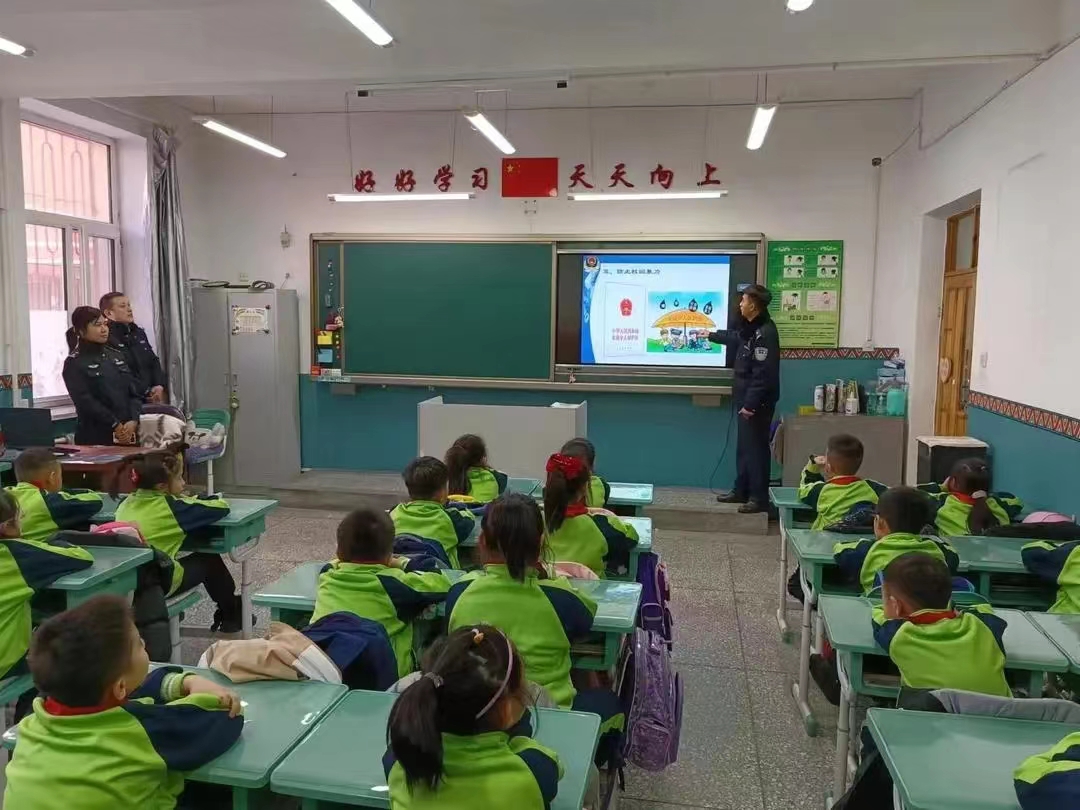 育英小学法治图片003.jpg
