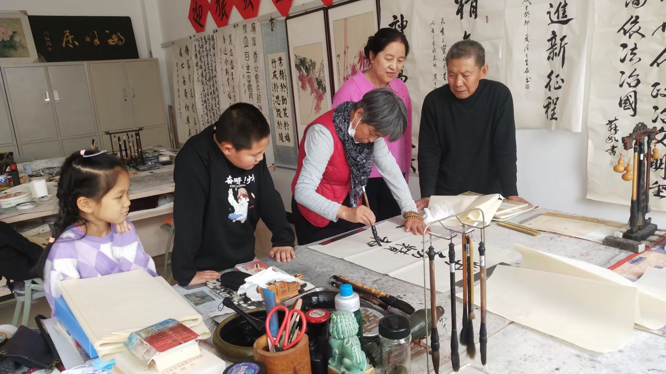 1709536583644455.jpg 红岗区八百垧街道铁人社区关工小组的“五老”志愿服务队开展传统教育活动 (1).jpg