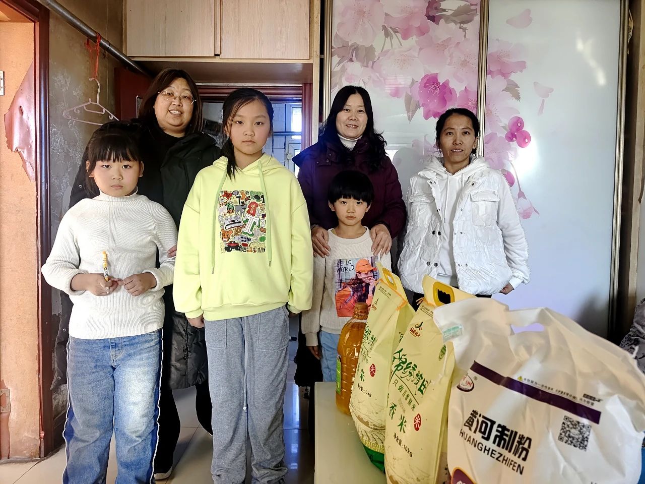 1709536602913435.jpg 红岗区妇联慰问贫困学生.jpg