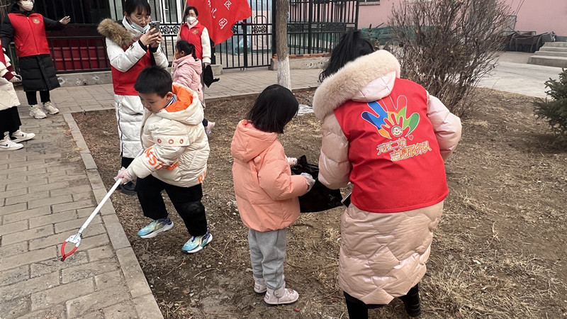 元宝山区东城街道英河社区学雷锋活动照片2_副本.jpg