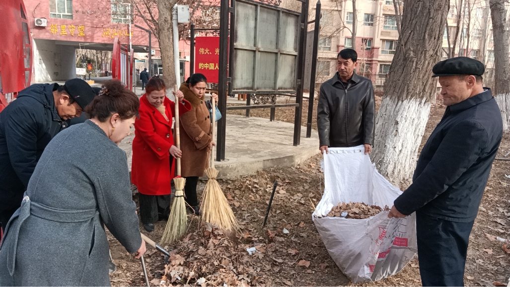 1709689156866936.jpg 老干部清扫枯树叶.jpg