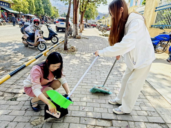 1709710732442865.jpg 清扫地面(1).jpg