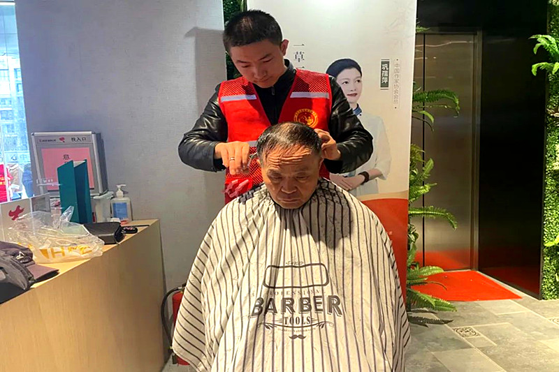 1709766313358603.jpg 江苏省南京市玄武区徐庄社区关工委联合开展了学雷锋文明实践志愿活动(2).jpg