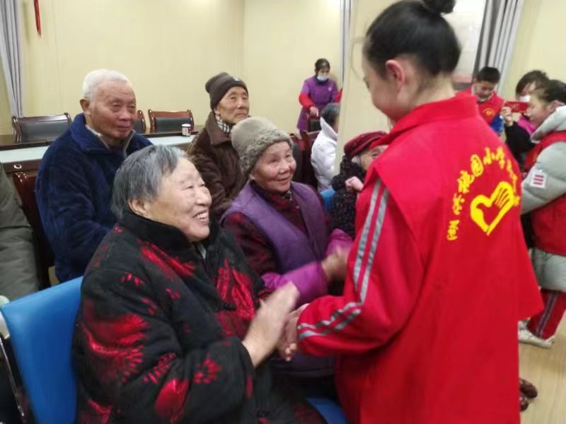 1709787840987959.jpg 湖滨桃园小学看望老人.jpg