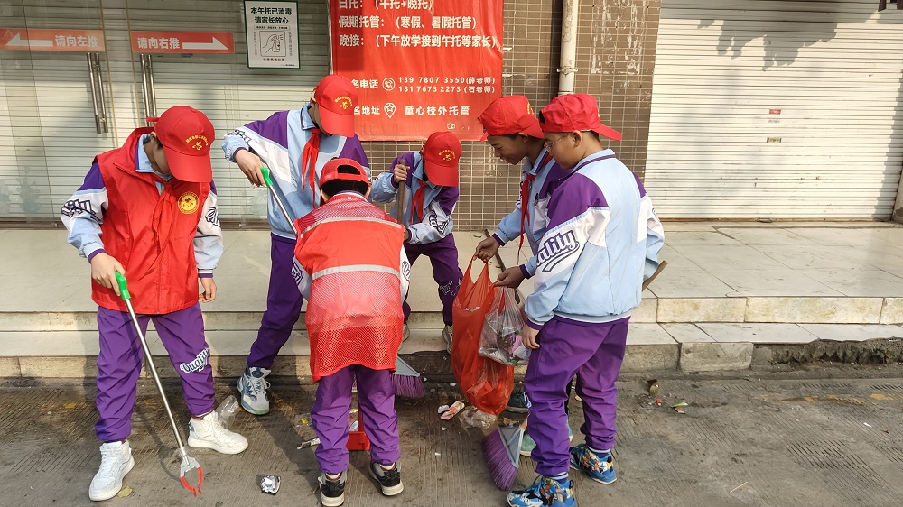 1709804605965645.jpg 2024年3月7日上午柳州市鱼峰区响水社区关工领导小组联合柳石路第四小学开展“学雷锋·文明实践我行动”志愿服务活动 (3)1.jpg