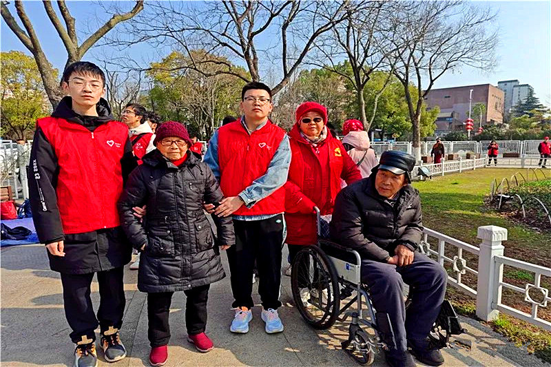 1709862032744713.jpg 江苏省南京市玄武区锁三社区关工委开展“弘扬雷锋精神,绽放时代光芒”志愿服务活动(1)_.jpg