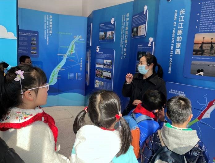 1709865213202412.jpg 2.在专家老师循循善诱专业科普下,孩子们对江豚有了更加深入的了解.jpg