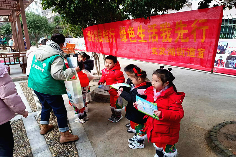 1709937853548962.jpg 江苏省南京市玄武区花园路社区关工委开展“垃圾分类,你我同行” 为主题的学雷锋活动(1).jpg