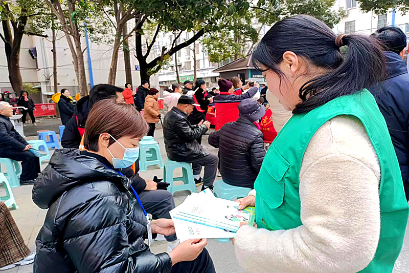 1709937861798271.jpg 江苏省南京市玄武区花园路社区关工委开展“垃圾分类,你我同行” 为主题的学雷锋活动(3).jpg