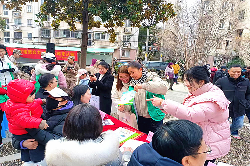 1709937876184527.jpg 江苏省南京市玄武区花园路社区关工委开展“垃圾分类,你我同行” 为主题的学雷锋活动(5).jpg