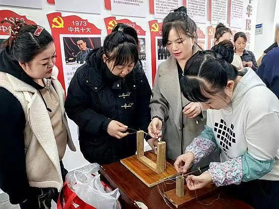 1709945911965953.jpg 图片1:老师在为学员讲授编织基础和技巧.jpg