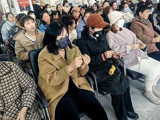 1709945943928849.jpg 图片2:学员们边听课边实践.jpg