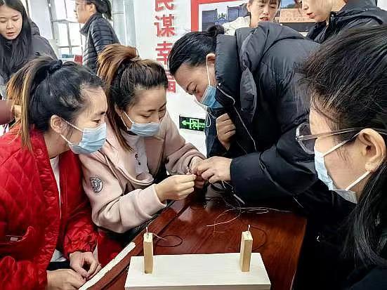 1709945992406696.jpg 图片4:老师手把手指导编织技巧.jpg