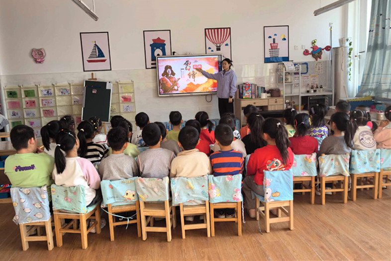 1710123508519534.jpg 元宝山区三幼学雷锋活动照片2_副本.jpg