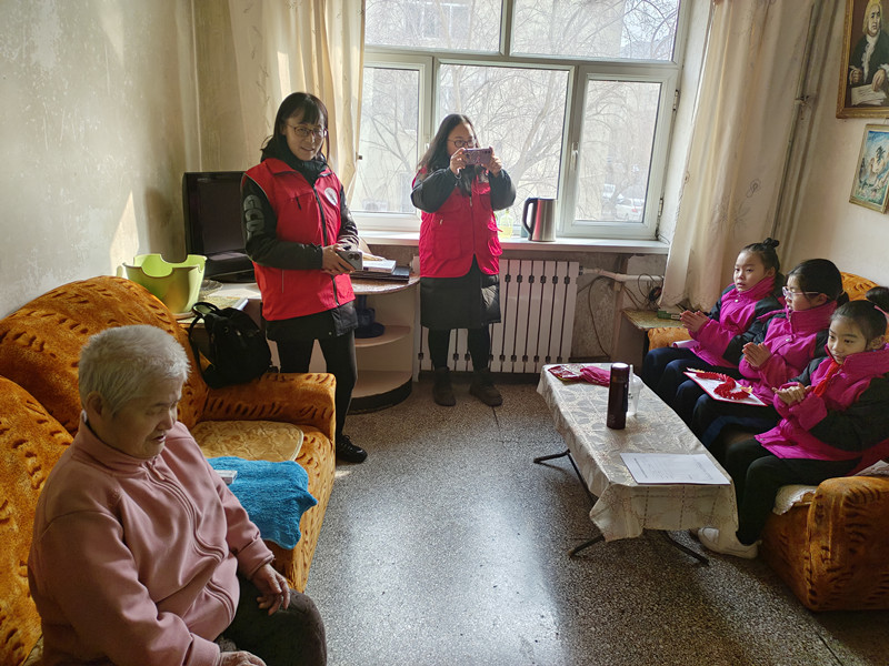 1710124776147055.jpg 元宝山区东城街道新华社区学雷锋活动照片1_副本.jpg